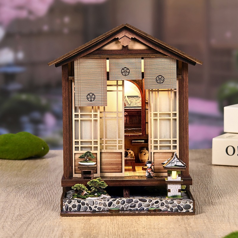 Japanese Zen Garden Book Nook mit japanischem Miniaturhaus, Zen-Garten, Holzdetails, warmem LED-Licht und traditioneller asiatischer Dekoration.