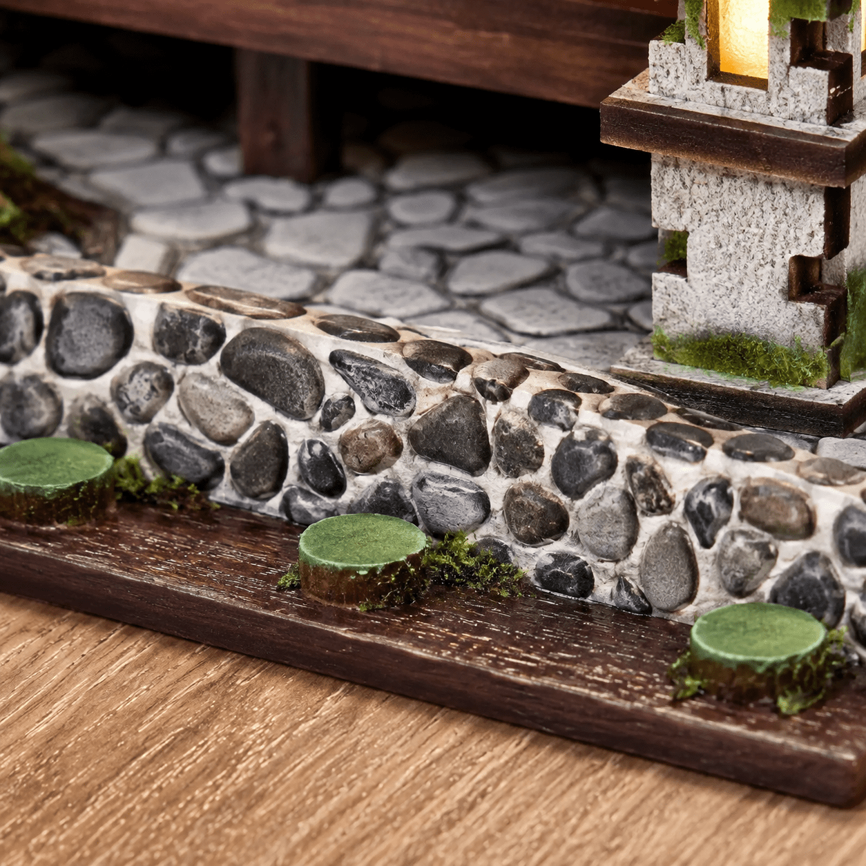 Japanese Zen Garden Book Nook Miniatur mit detailreichem Steinweg, Moos und traditioneller Gartenlaterne