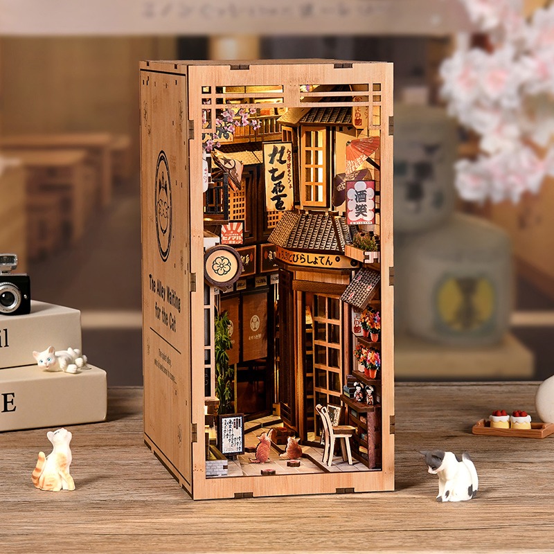 Japanese Cat Alley Book Nook Miniatur mit japanischer Gasse, kleinen Katzenfiguren und warmem LED-Licht im Display
