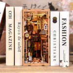 Japanische Katzenstraße Book Nook zwischen Büchern als Miniatur-Dekoration für das Regal