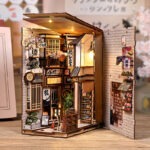 Geöffneter Japanische Gasse Book Nook mit Katzen, Innenhof und detaillierter Miniaturwelt
