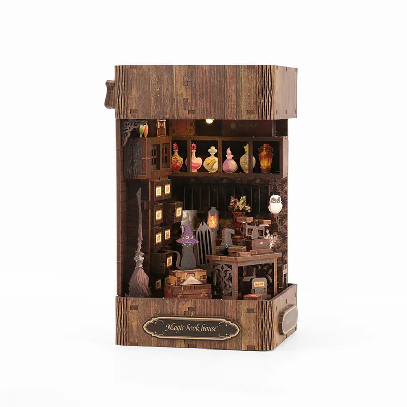 Magic Book Nook Seitenansicht mit Miniaturbibliothek, Zaubertisch und gemütlicher LED-Beleuchtung