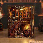 Ancient Library Book Nook mit Miniaturbibliothek, Lesebereich und warmer LED-Beleuchtung