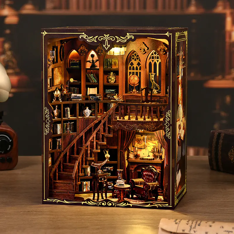Ancient Library Book Nook mit Miniaturbibliothek, Lesebereich und warmer LED-Beleuchtung