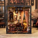 Klassischer Music Book Nook mit Klavier, Vorhängen und elegantem Miniatur-Musikzimmer