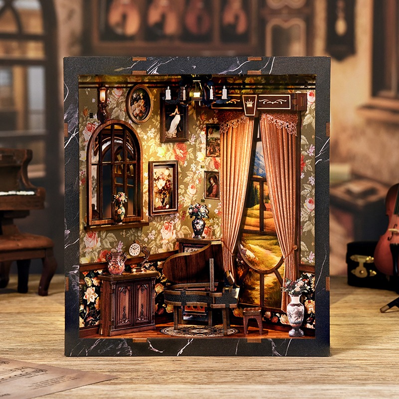European Music Room Book Nook mit elegantem Klavier, viktorianischem Interieur, Blumenmustern, Vorhängen und warmer Miniatur-Raumgestaltung.