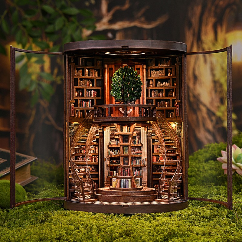 Fantasy Library Book Nook mit geheimem Bücherraum, zentralem Baum, runden Treppen, Miniatur-Bibliothek und warmer LED-Beleuchtung im Waldstil.