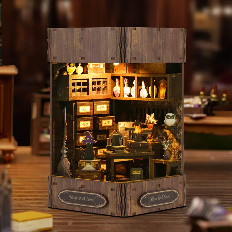 Magic Book Store Book Nook mit warmem LED-Licht, beleuchtetem Miniatur Zauberladen und detaillierter Fantasy Holzdekoration für DIY Modellbau.