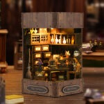 Magic Book Nook als Fantasy-Dekoration mit Miniaturbibliothek, Büchern und warmem Licht auf dem Tisch