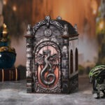 Dragon Book Nook Vorderseite mit Drachen-Türdesign und mittelalterlicher Miniaturkulisse