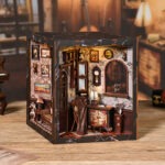 Europäischer Music Book Nook Bausatz mit Klavierzimmer, Vintage Möbeln und warmer Beleuchtung