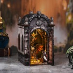 Dragon Book Nook mit geöffneter Tür, Miniaturdrache und geheimnisvoller Fantasy-Höhle