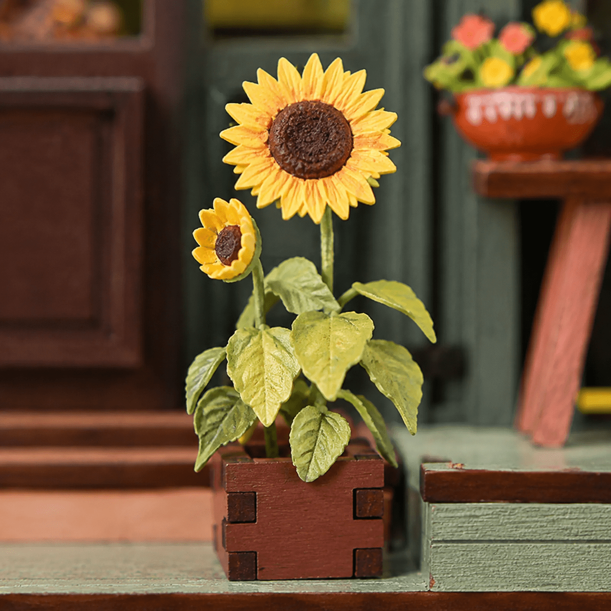 Flower House Book Nook Miniatur mit Sonnenblume im Pflanzentopf und liebevollen floralen Gartendetails