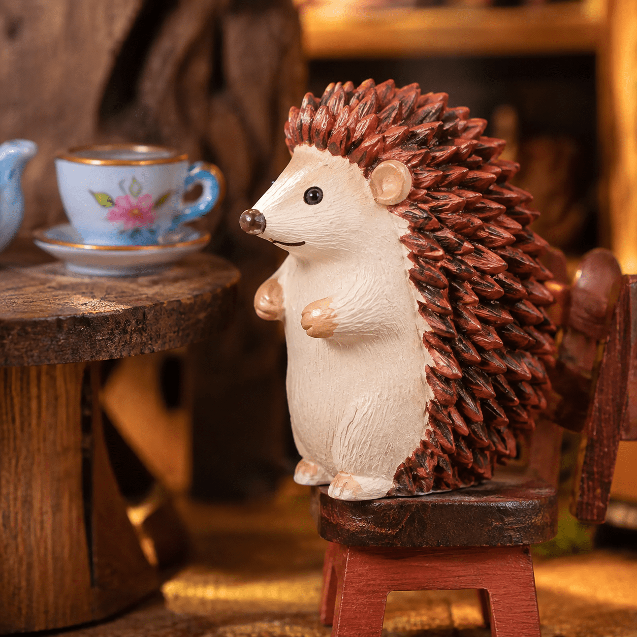 Forest Tea House Book Nook Miniatur mit kleiner Igelfigur, Teetasse und liebevollen Waldhaus-Details