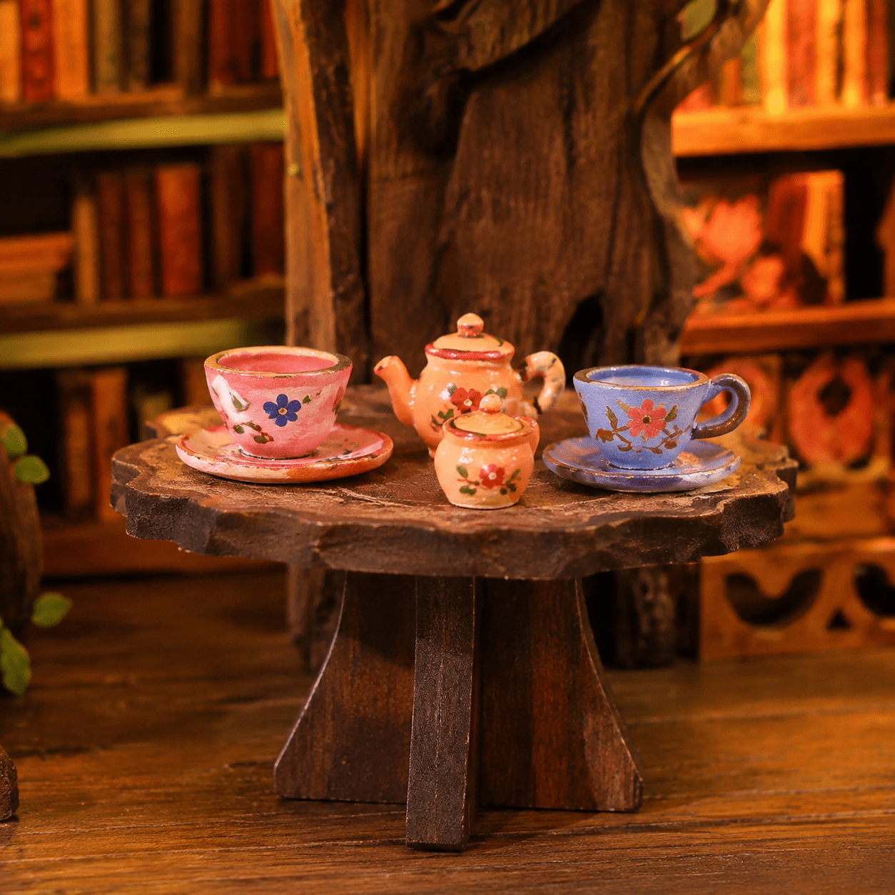 Forest Tea House Book Nook Miniatur mit kleinem Teeservice, Tassen und gemütlicher Wald-Teehaus-Atmosphäre