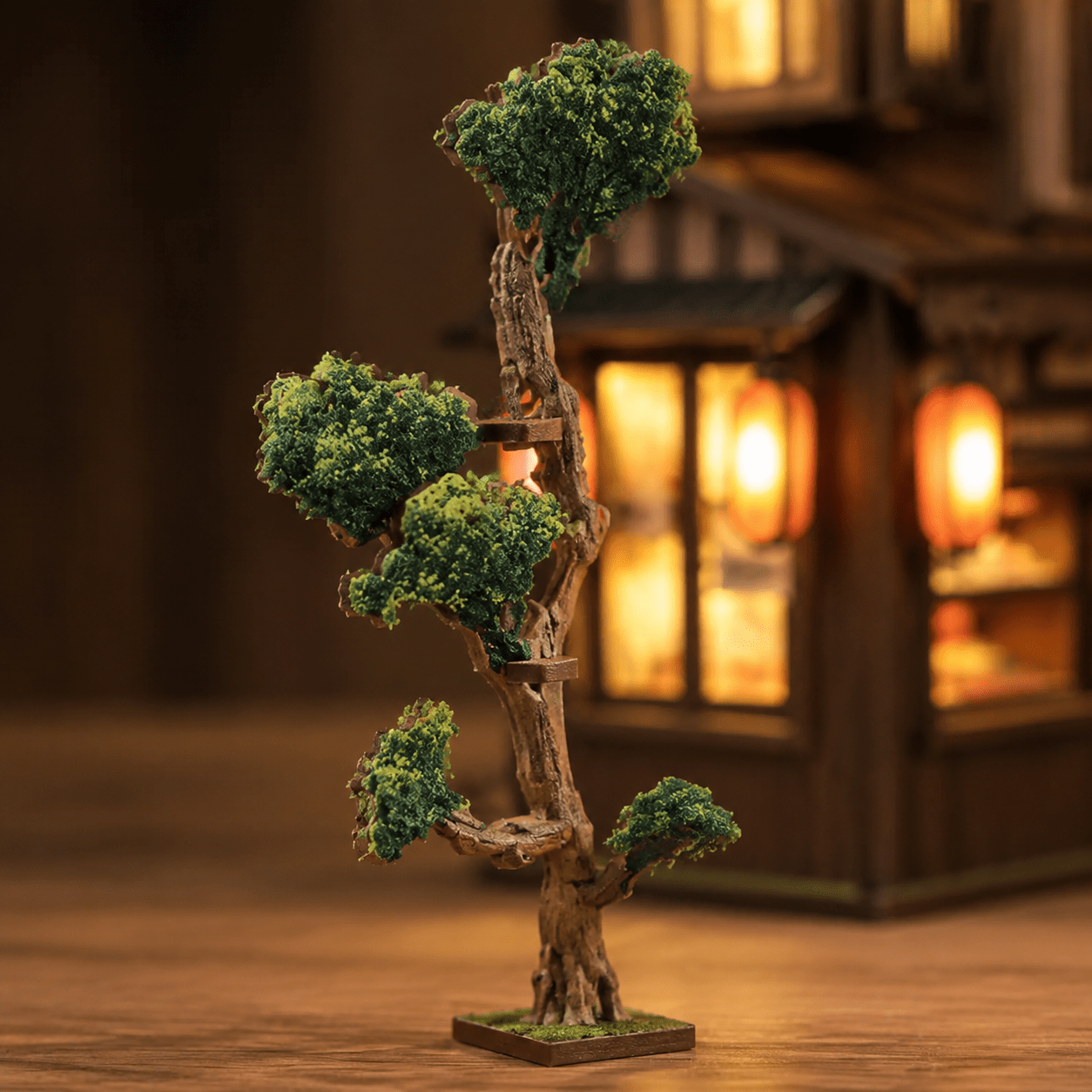Spring Day Book Nook Miniatur mit kleinem Baum und warmer beleuchteter Straßenszene im Hintergrund