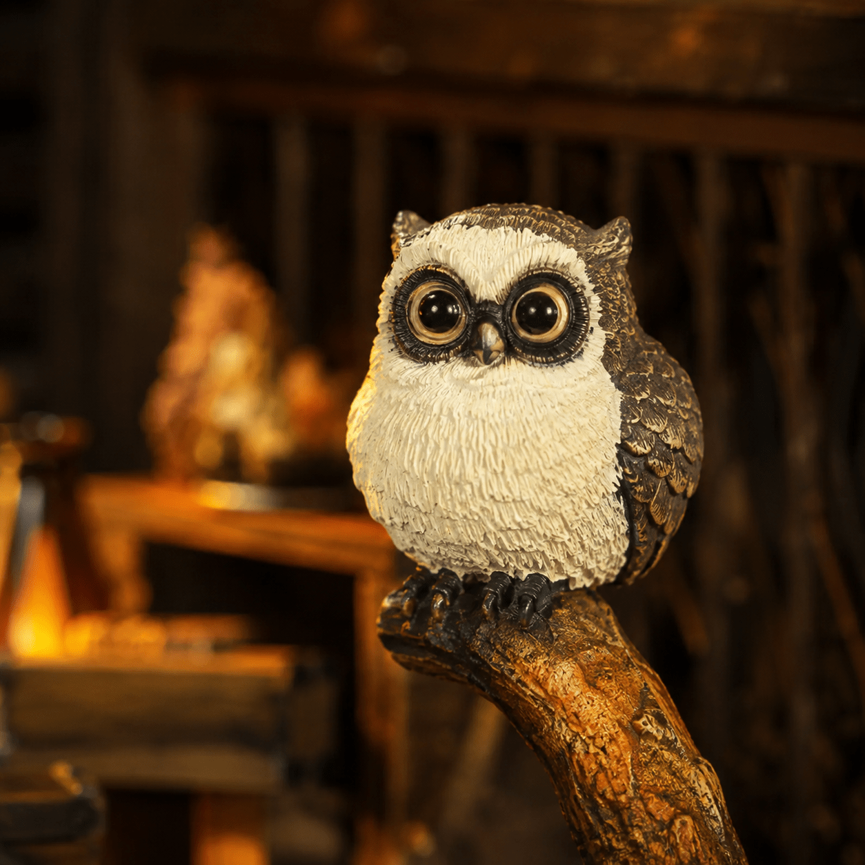Magic House Book Nook Miniatur mit kleiner Eulenfigur, Holzdetails und warmer magischer Beleuchtung