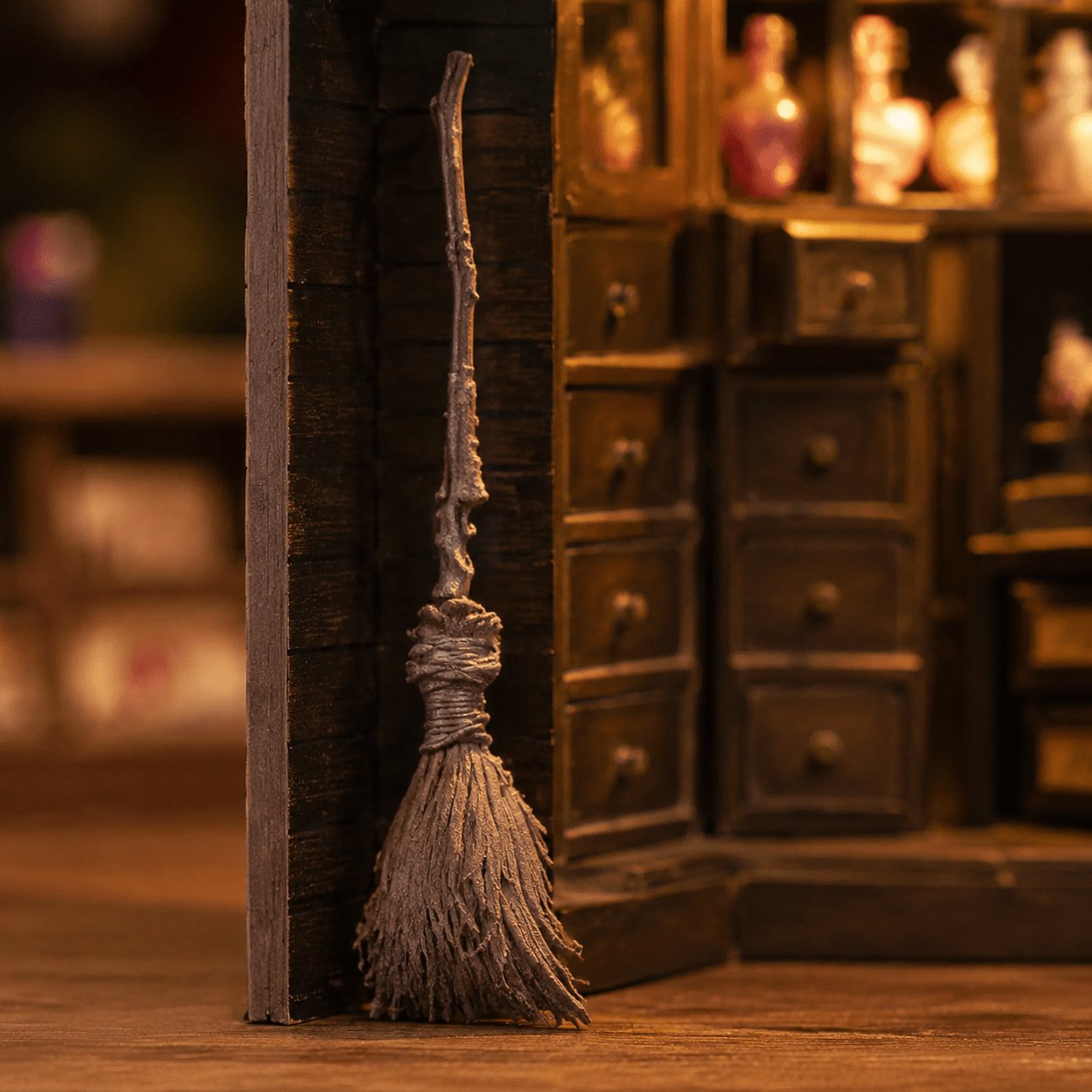 Magic House Book Nook Miniatur mit kleinem Besen, Holzschrank und detailreicher magischer Innenraumszene
