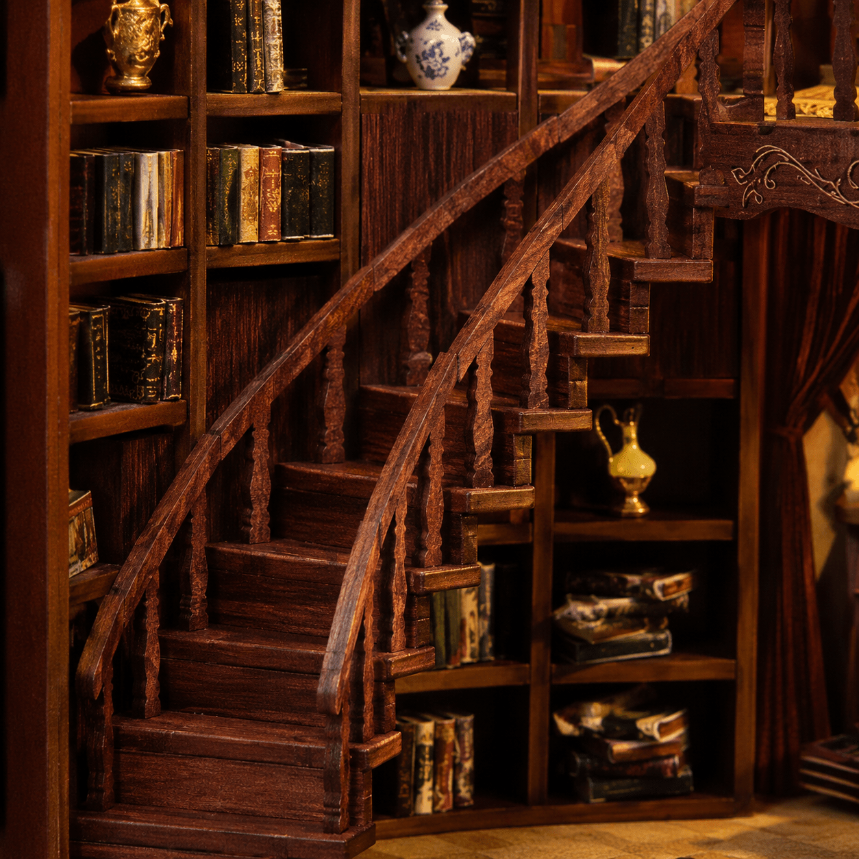Ancient Library Book Nook Miniatur mit Holztreppe, Bücherregalen und detailreicher mehrstöckiger Bibliothek