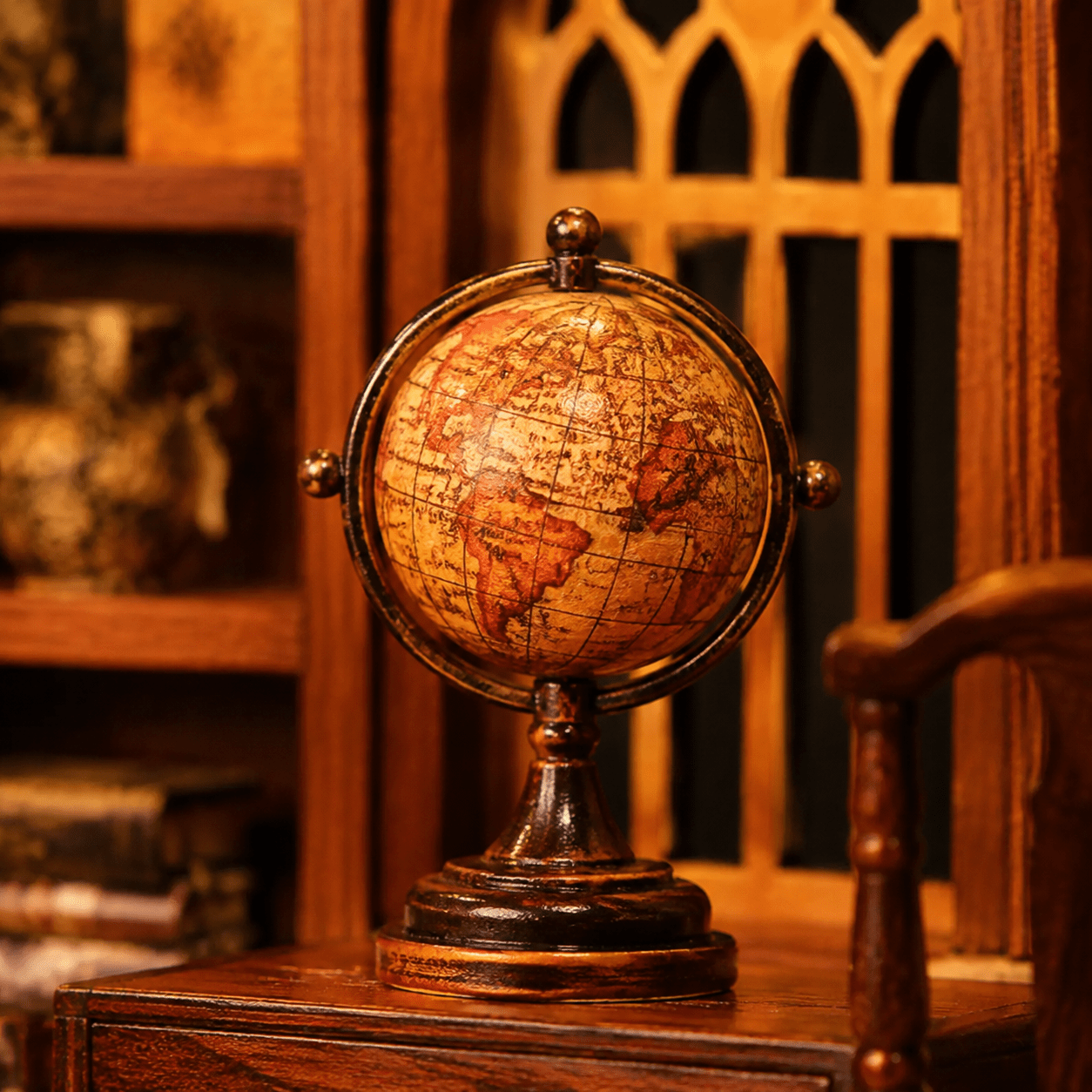 Ancient Library Book Nook Miniatur mit dekorativem Vintage-Globus und klassischer Bibliotheksatmosphäre