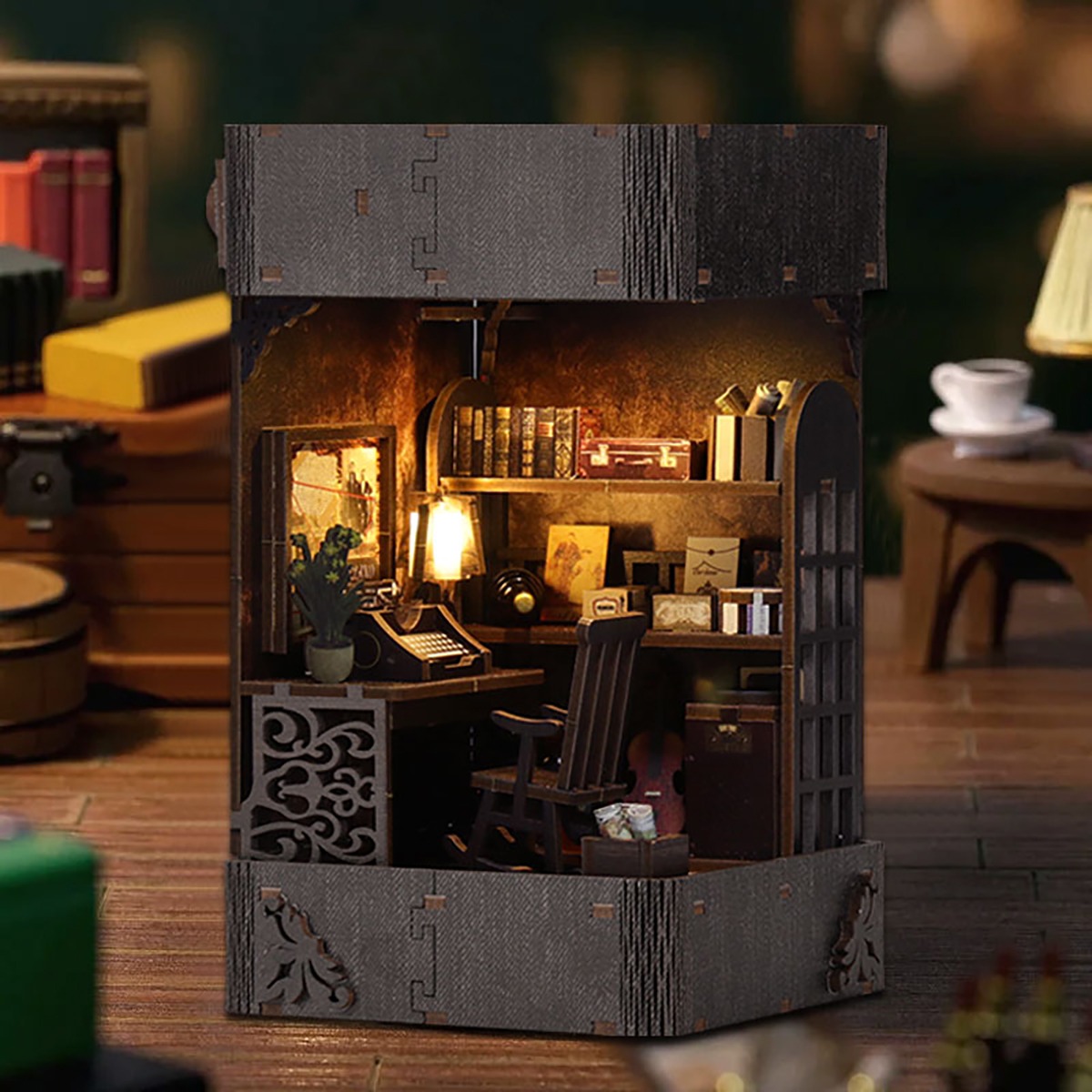 Miniatur-Bücherregal-Diorama „Sammlung alter Bücher“ – eine Vintage-Bibliothek im Miniaturformat mit Holzregalen, antikem Schreibtisch, warmer LED-Beleuchtung, klassischen Büchern, gemütlicher Arbeitszimmer-Atmosphäre und detailreicher DIY-Dekoration.