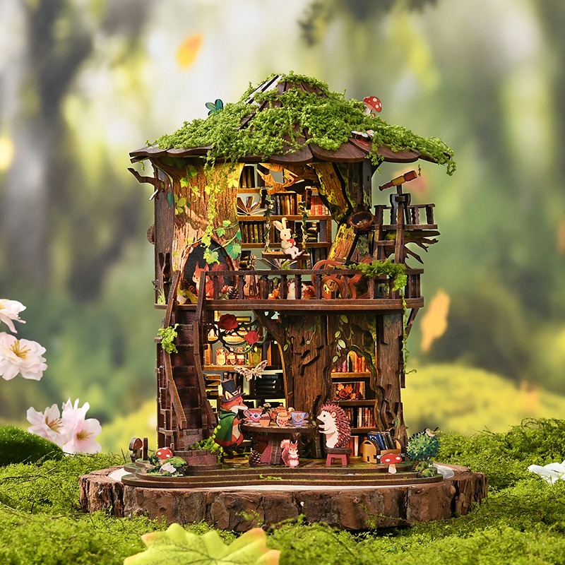 Forest Tea House-Buchstützen-Diorama: Miniatur-Baumhaus mit Moosdach, Wald-Interieur, winzigen Tieren, warmer LED-Beleuchtung, Walddekorationen, gemütlicher Tee-Szene und detailliertem DIY-Holzdesign.