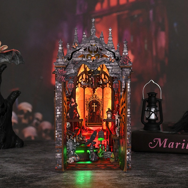 Dark Castle Eternal Night Fortress-Buchstützen-Diorama (Book Nook) mit der Fassade einer Gothic-Burg, beleuchtetem LED-Innenraum, Dark-Fantasy-Atmosphäre, Dekorationen im Vampir-Stil und detailreicher Miniaturarchitektur.