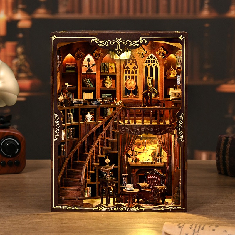 Ancient Library-Buchnische: eine Miniatur-Bibliothek im Vintage-Stil mit warmer LED-Beleuchtung, eleganter Holztreppe, antiken Bücherregalen, klassischer Lesezimmer-Einrichtung, gemütlichem Sessel und detailreicher DIY-Dekoration.