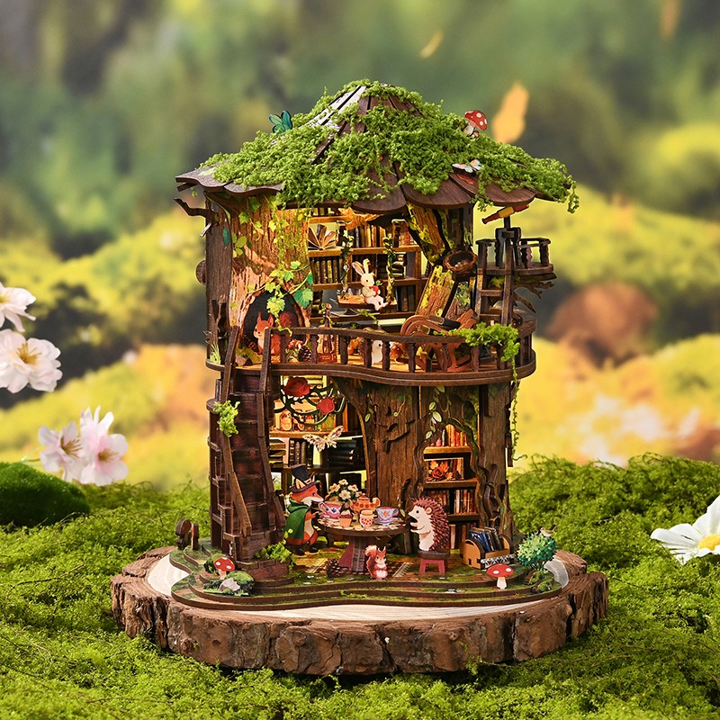 „Forest Tea Book Club“-Miniatur-Baumhaus-Diorama (Book Nook) mit Moosdach, warmer LED-Beleuchtung, Walddekorationen, winzigen Figuren, Bücherregalen und einer gemütlichen Wald-Leseszene.