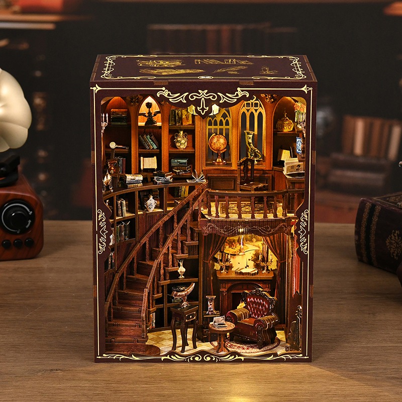 Ancient Library Book Nook Miniatur mit antiker Bibliothek, Bücherregalen, Ledersessel und warmer Beleuchtung