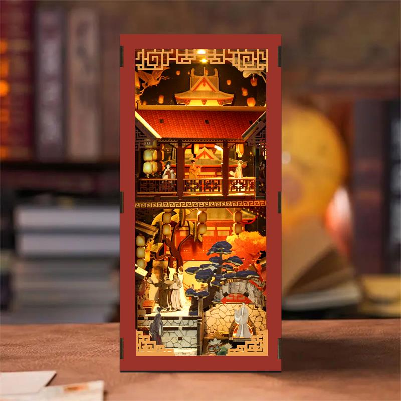 Book Nook im Stil der Tang-Dynastie mit antiker chinesischer Architektur, traditionellen Laternen, Palastkulisse, Miniaturfiguren, warmer LED-Beleuchtung und detailreicher, historischer DIY-Dekoration.