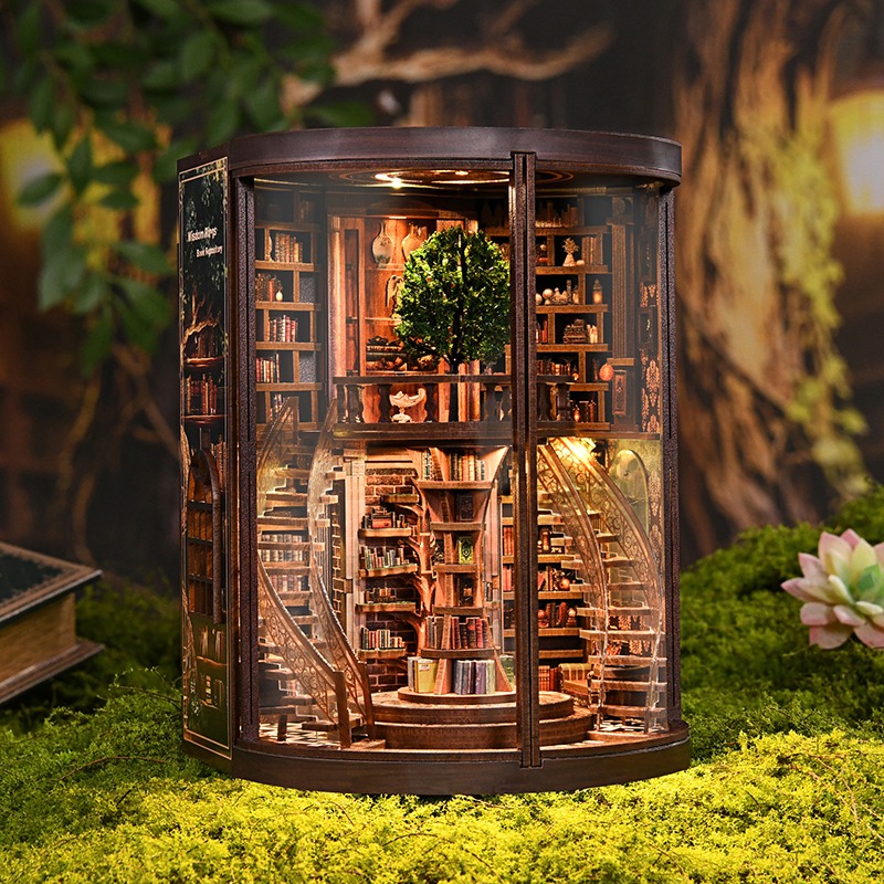Japanese Alley-Bücherregal-Diorama mit einer traditionellen japanischen Straßenszene: Holzhäuser, Lampions, Schilder, Miniatur-Katzen, warme LED-Beleuchtung und detailreiche DIY-Miniatur-Dekoration.