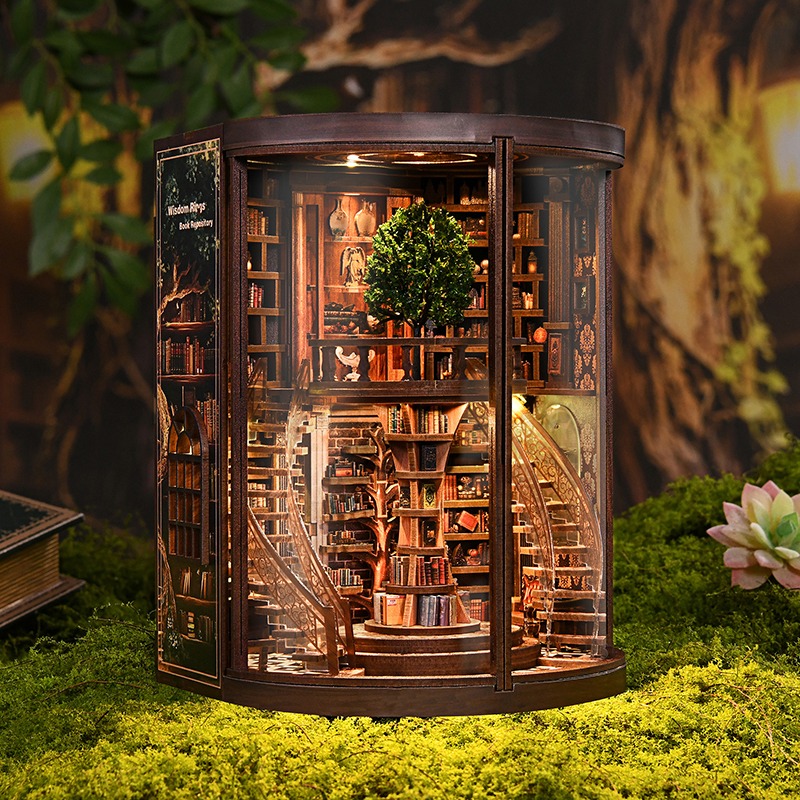 Wisdom Rings-Buchnische: eine Miniatur-Bibliothek im Fantasy-Stil mit kreisförmigem Bücherregal, warmer LED-Beleuchtung, einem magischen Baum als Herzstück, Wendeltreppe, antiken Büchern und detailreicher Holzdekoration zum Selbstbauen.