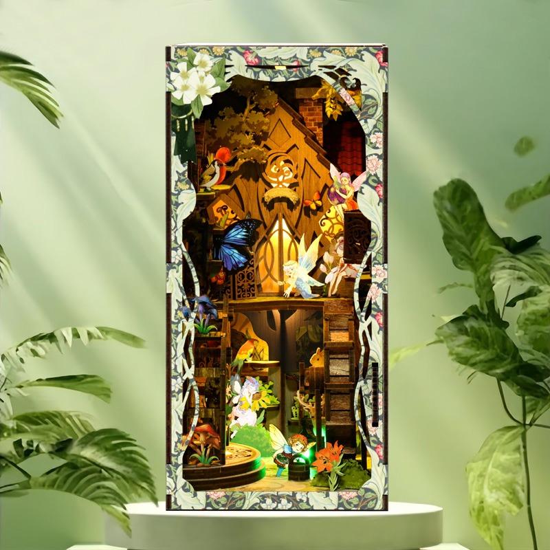 Magic Forest Path-Buchstütze im Diorama-Stil mit einer Feenwald-Szene: Schmetterlinge, Fabelwesen, Details eines Baumhauses aus Holz, warme LED-Beleuchtung und bezaubernde Miniatur-Dekoration.