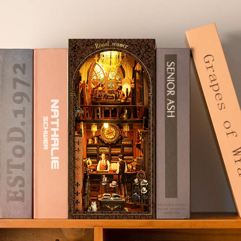 Royal Tailor Shop Book Nook Miniatur mit elegantem Schneideratelier, detaillierten Möbeln, warmer Beleuchtung und Platzierung im Bücherregal