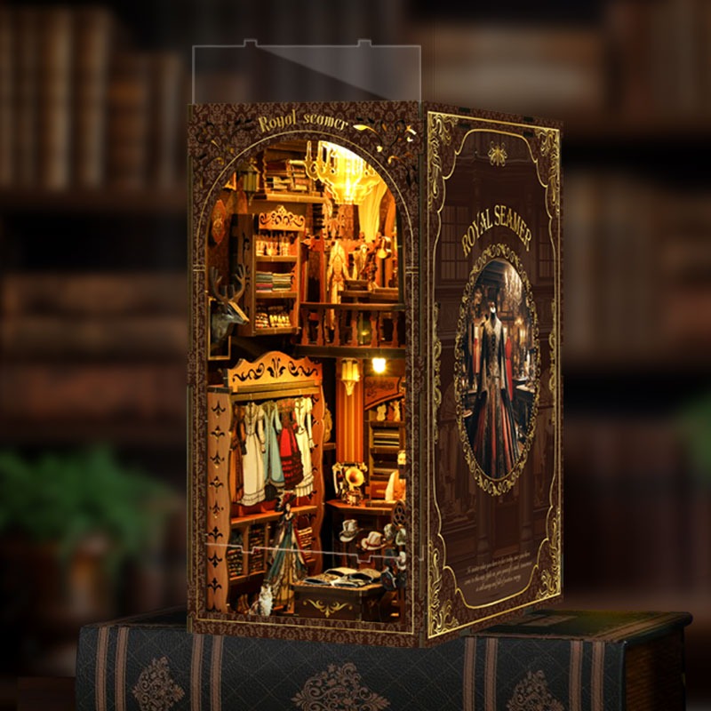 Miniatur-Diorama „Royal Tailor Shop“ für das Bücherregal mit warmer LED-Beleuchtung, Einrichtung eines Vintage-Bekleidungsgeschäfts, Holzregalen, eleganten Schneider-Details, modischen Dekorationselementen und klassischer Fantasy-Atmosphäre.
