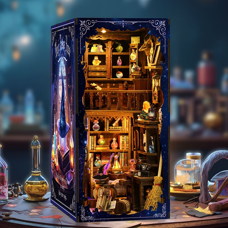 Alchemy Master-Book-Nook: ein Fantasy-Labor für Zaubertränke mit warmer LED-Beleuchtung, magischen Fläschchen, antiken Bücherregalen, einem Arbeitsplatz für Zauberer, mystischer Dekoration und detailreichem DIY-Miniatur-Design.