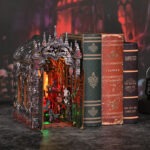 Gothic Book Nook als Bücherregal Dekoration mit mittelalterlicher Burg und stimmungsvoller Beleuchtung