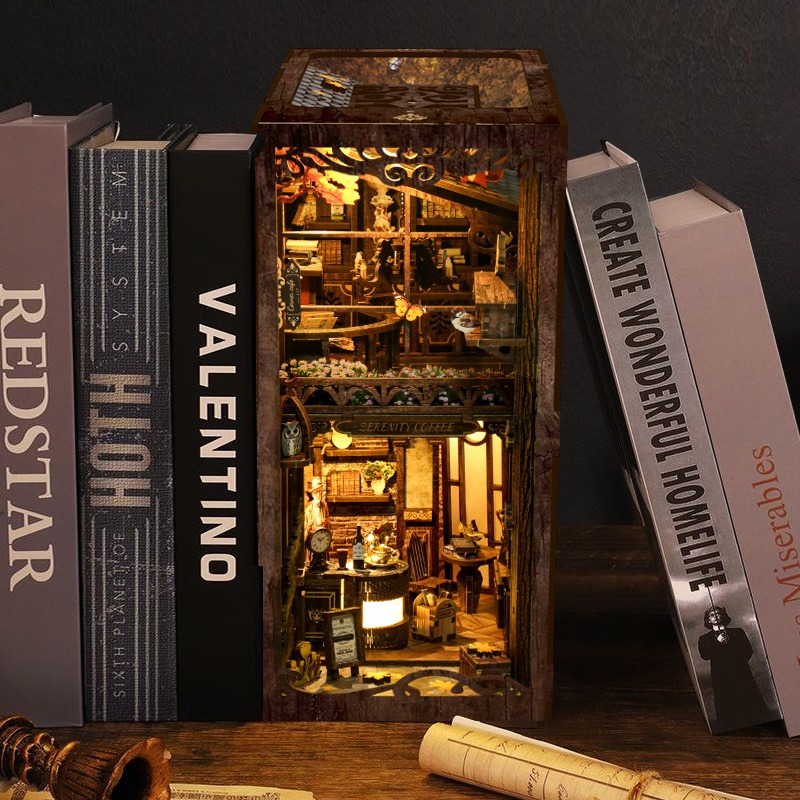 Book Nook für das Bücherregal mit einer Miniatur-Szene aus Café und Bibliothek, Holzregalen, warmer LED-Beleuchtung, gemütlichem Café-Interieur und detailreicher DIY-Dekoration.
