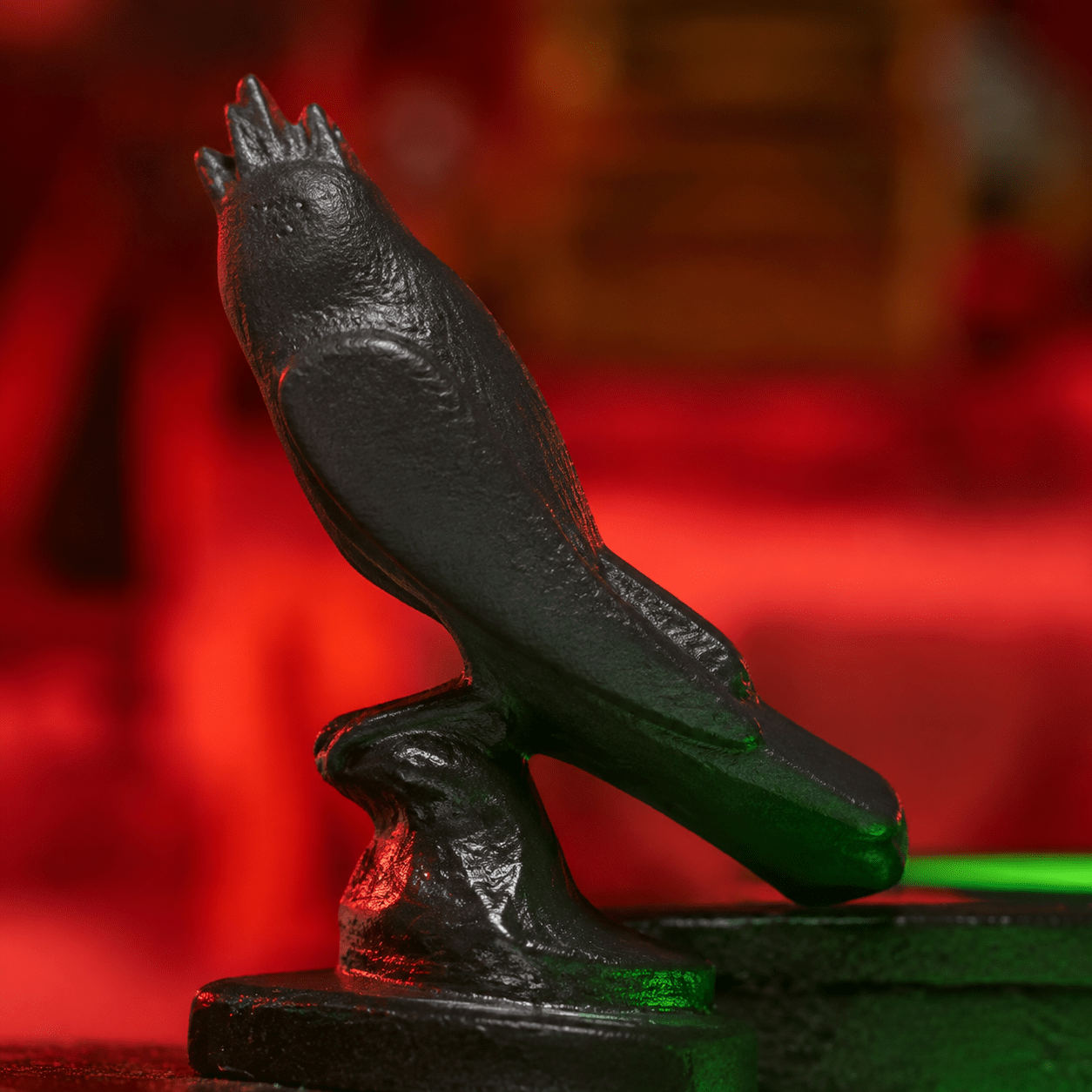 Festung der ewigen Nacht Book Nook Miniatur mit schwarzer Rabenfigur und geheimnisvoller dunkler Fantasy-Atmosphäre