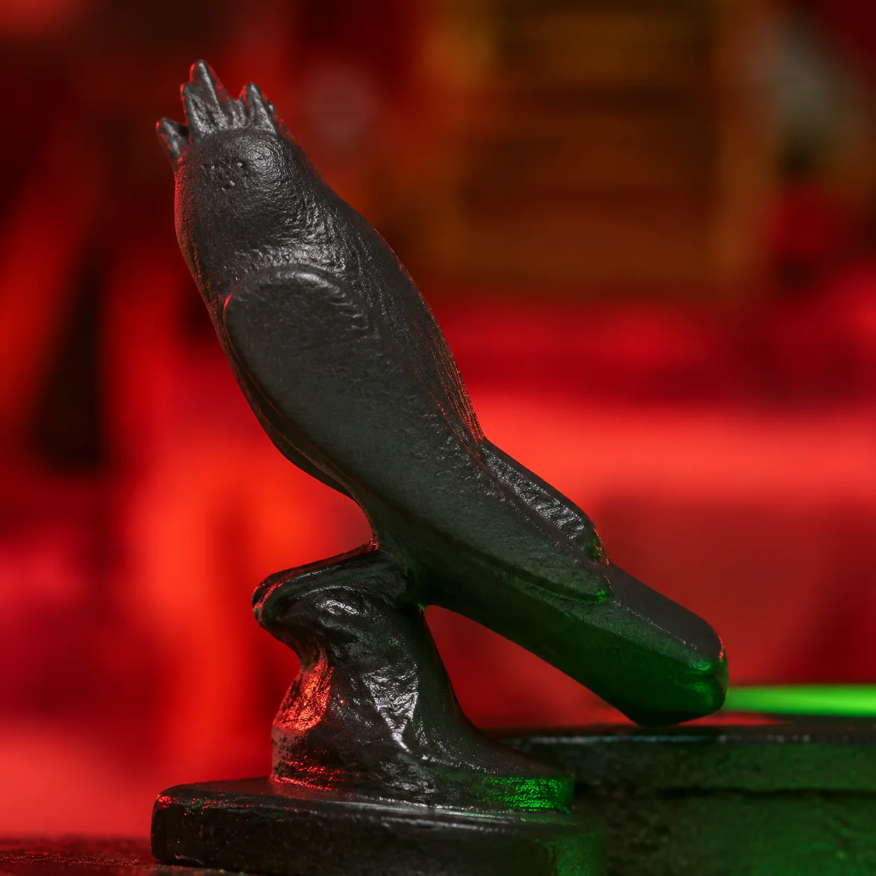 Festung der ewigen Nacht Book Nook Miniatur mit schwarzer Rabenfigur und geheimnisvoller dunkler Fantasy-Atmosphäre