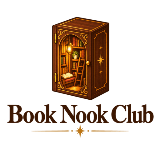 Book Nook Club Logo mit Miniatur-Bücherregal, beleuchtetem Book Nook und warmem Licht für kreative Miniaturwelten