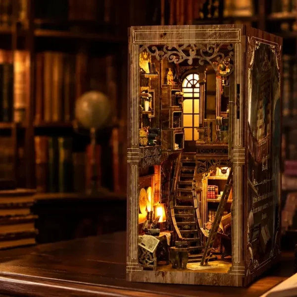 Magisches Bibliotheks-Book-Nook mit Uhr und warmer Beleuchtung