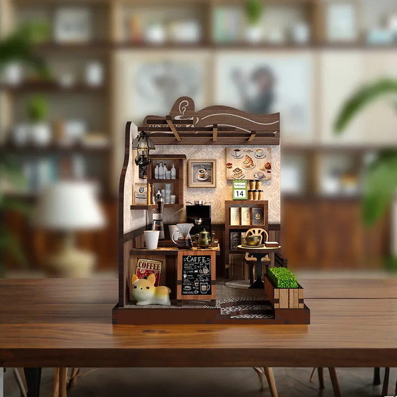 Offener Café Book Nook mit kleinen Möbeln, Pflanzen und warmer Miniaturbeleuchtung auf einem Tisch