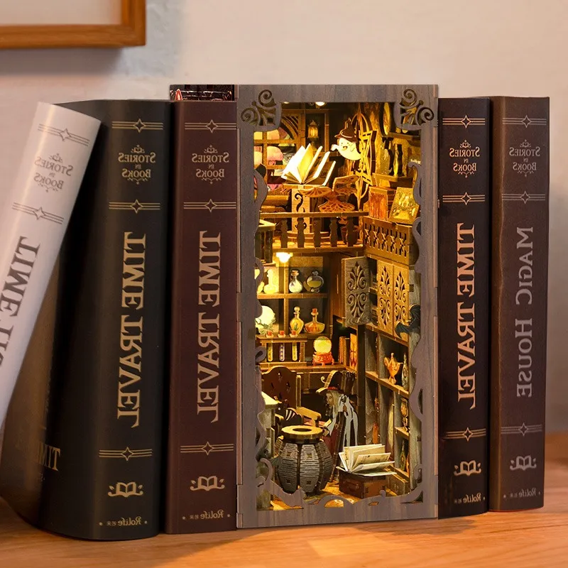 Owl Bookstore Book Nook mit magischer Miniaturbuchhandlung zwischen Büchern
