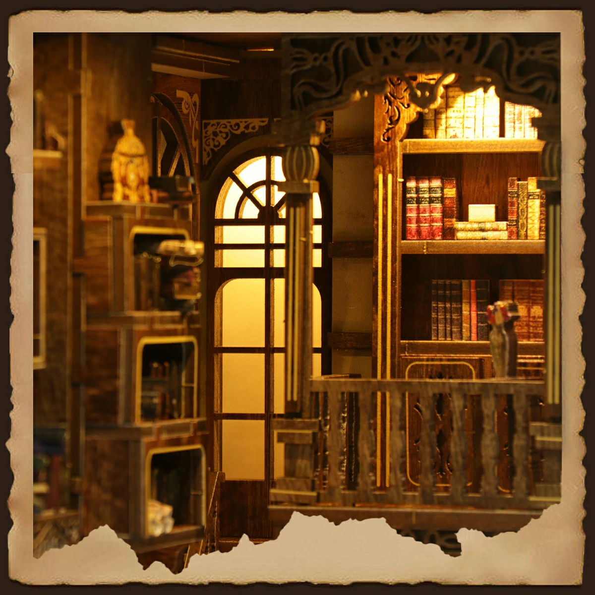 Fertig aufgebautes Ancient Library Book Nook mit hohen Bücherregalen, Rundbogenfenster und warmer Beleuchtung