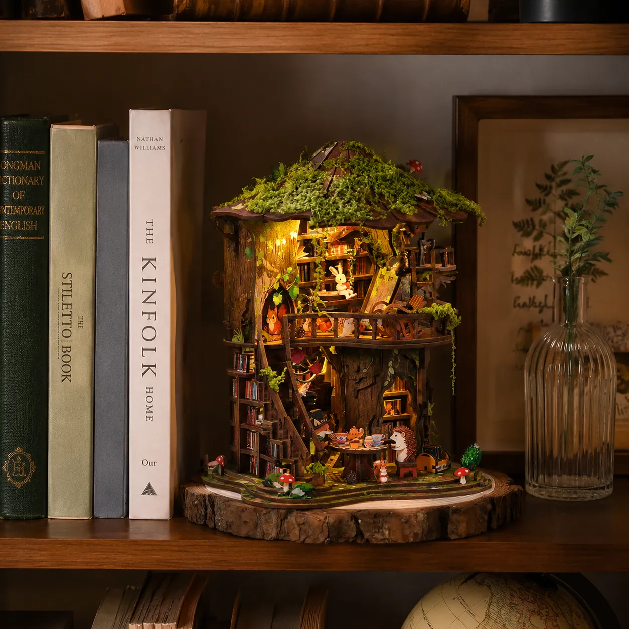 Beleuchtetes Fantasy-Baumhaus mit Büchern und natürlichen Miniaturdetails