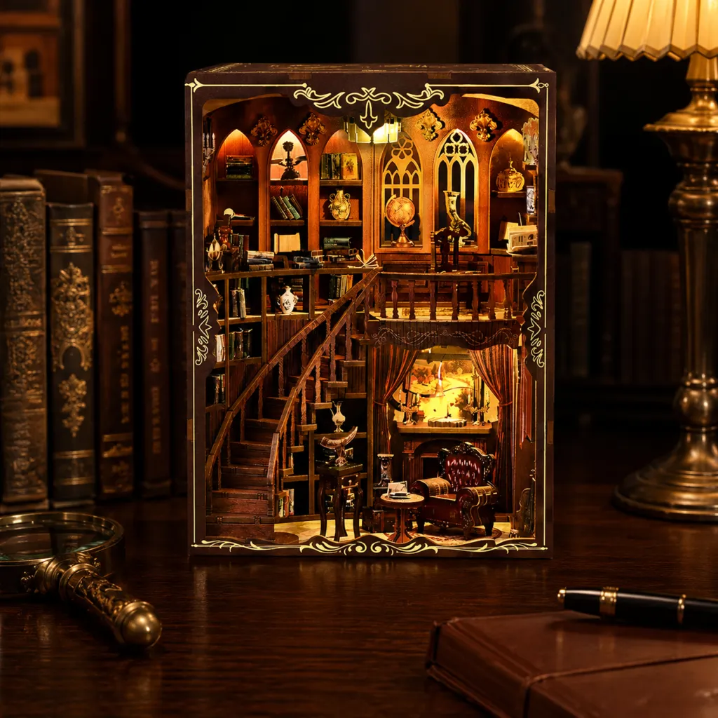 Beleuchtete Puppenhaus Miniatur eines nostalgischen Buchladens zwischen alten Büchern