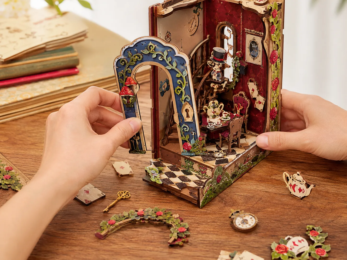 Alice im Wunderland Book Nook beim Aufbau mit Miniaturteilen und fantasievollen Details