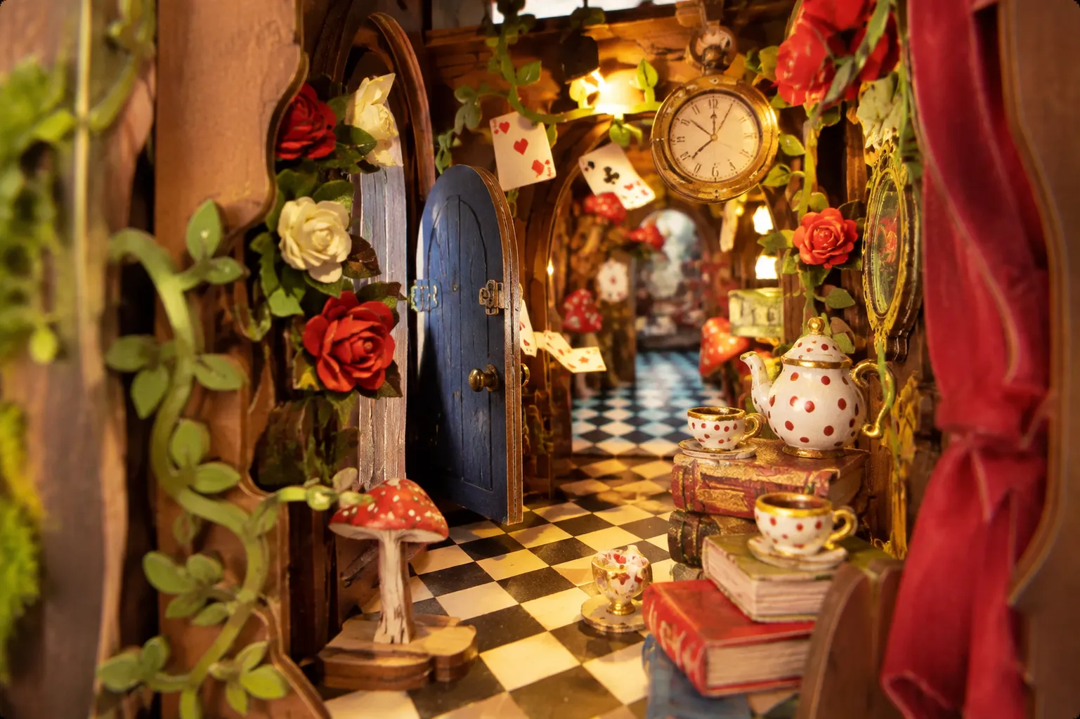Detailansicht eines Alice im Wunderland Book Nook mit Schachbrettboden und fantasievoller Miniaturdekoration